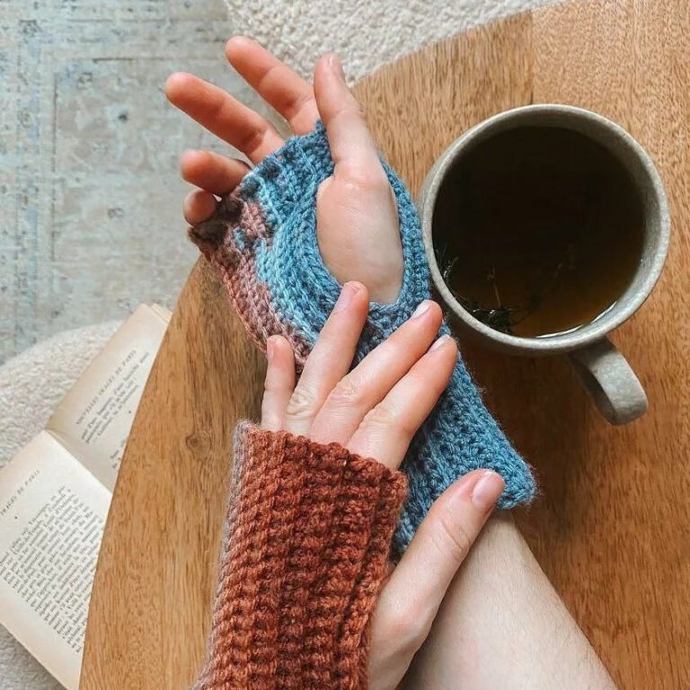 Free crochet handwarmers pattern thumbnail showing ribbed rust and blue wrist warmers with tea