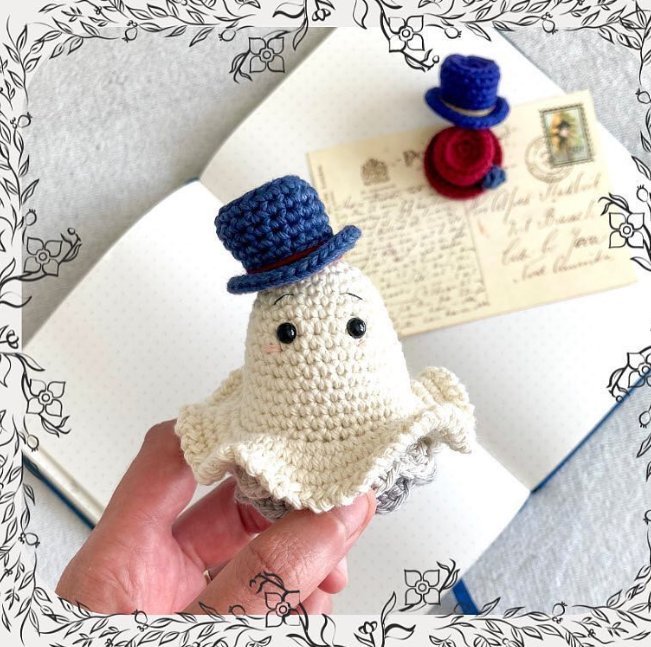 The finished ghost from this crochet halloween ghost free pattern